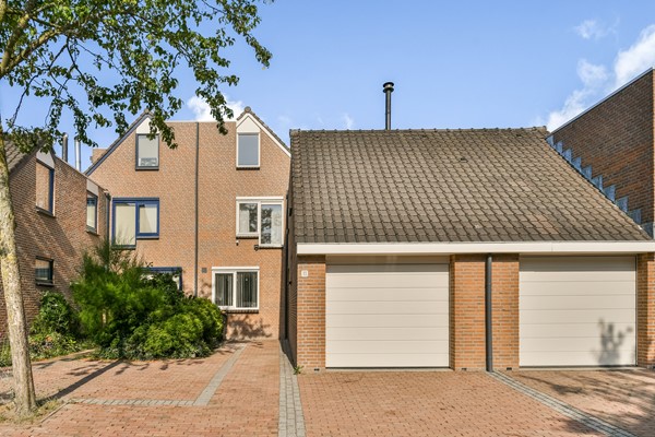 Te koop: Aan het Balkengat staat deze uitstekend onderhouden geschakelde twee onder één kapwoning met garage, parkeerplaats, vijf slaapkamers, twee badkamers, balkon, dakterras en een fraai aangelegde tuin.